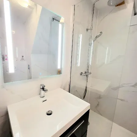 2 400 M Centre Gare Apartment *